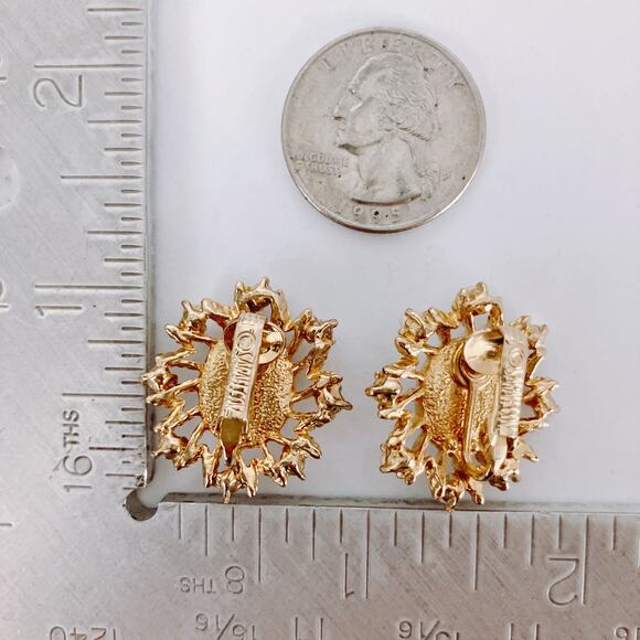 VTG 1960s 1970s Signed Sarah Coventry Mod Faux Pearl Gold Tone Clip On Earrings - Picture 10 of 10